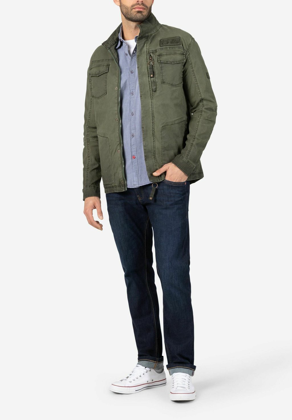 

Легкая куртка MIT REISSVERSCHLUSS UND VINTAGE WORKWEAR STYLE TIMEZONE, зеленый