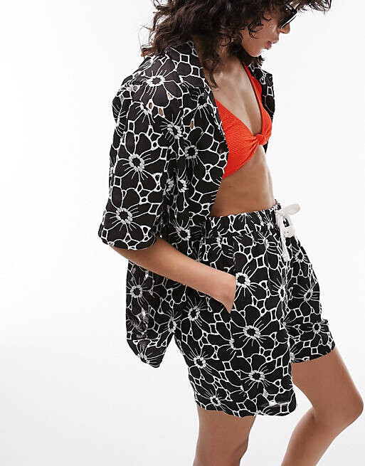 

Монохромные шорты с цветочной вышивкой Topshop