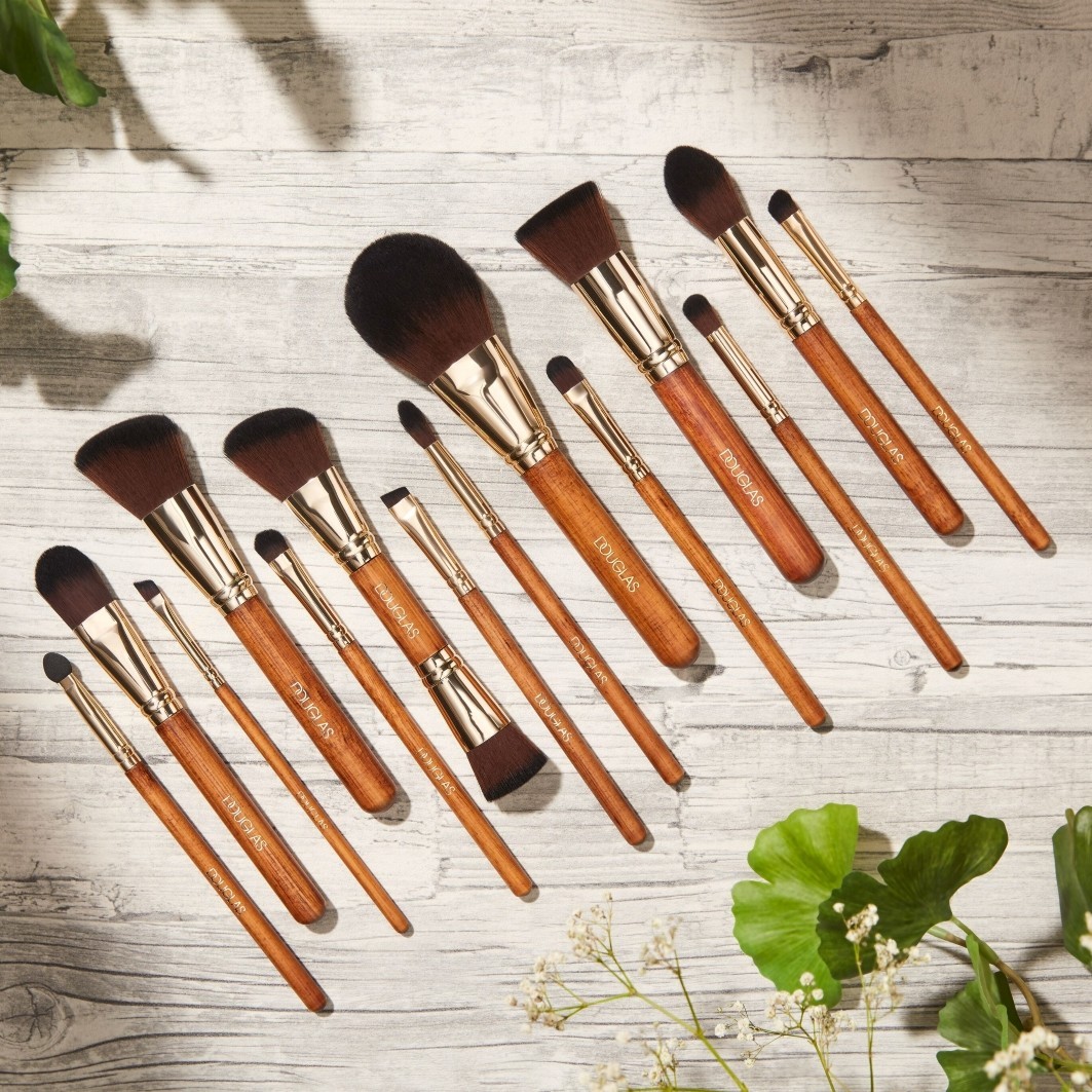 Кисть для теней accessoires 203 round eyeshadow brush Douglas Collection, количество 1 шт. — фото 4