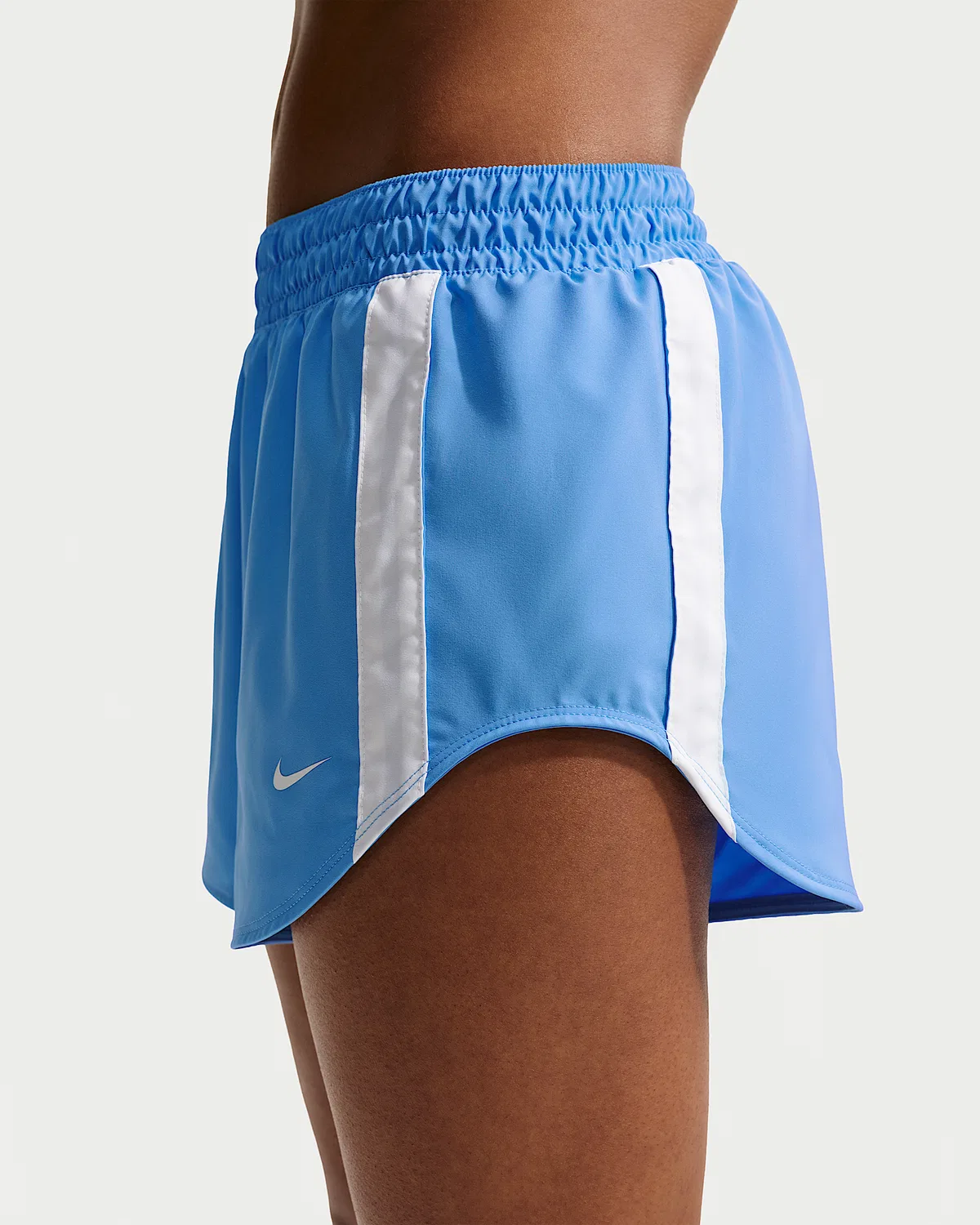 Женские шорты Nike One Woven, University Blue/White/White — фото 3