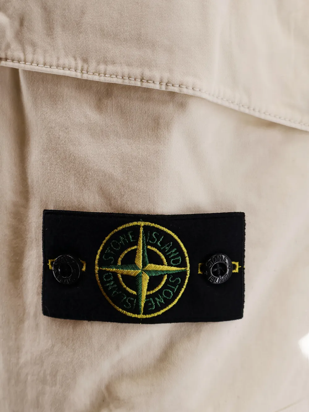 Шорты карго с нашивками Stone Island, нейтральный — фото 3