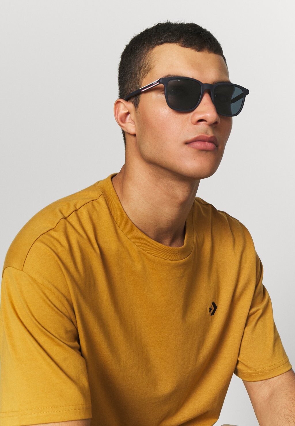 

Солнцезащитные очки Lacoste, матовые темно-синие