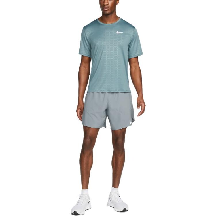 Повседневные шорты мужские серебристые Nike, цвет Silver — фото 2