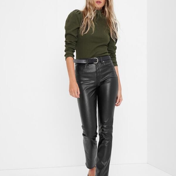 

Брюки slim-fit с глянцевым эффектом Gap, черный