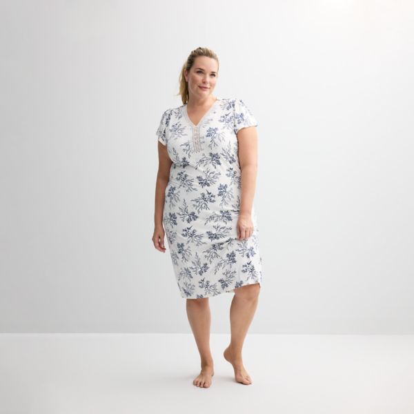 

Длинная ночная рубашка из микробархата больших размеров Miss Elaine Essentials, цвет ivory floral
