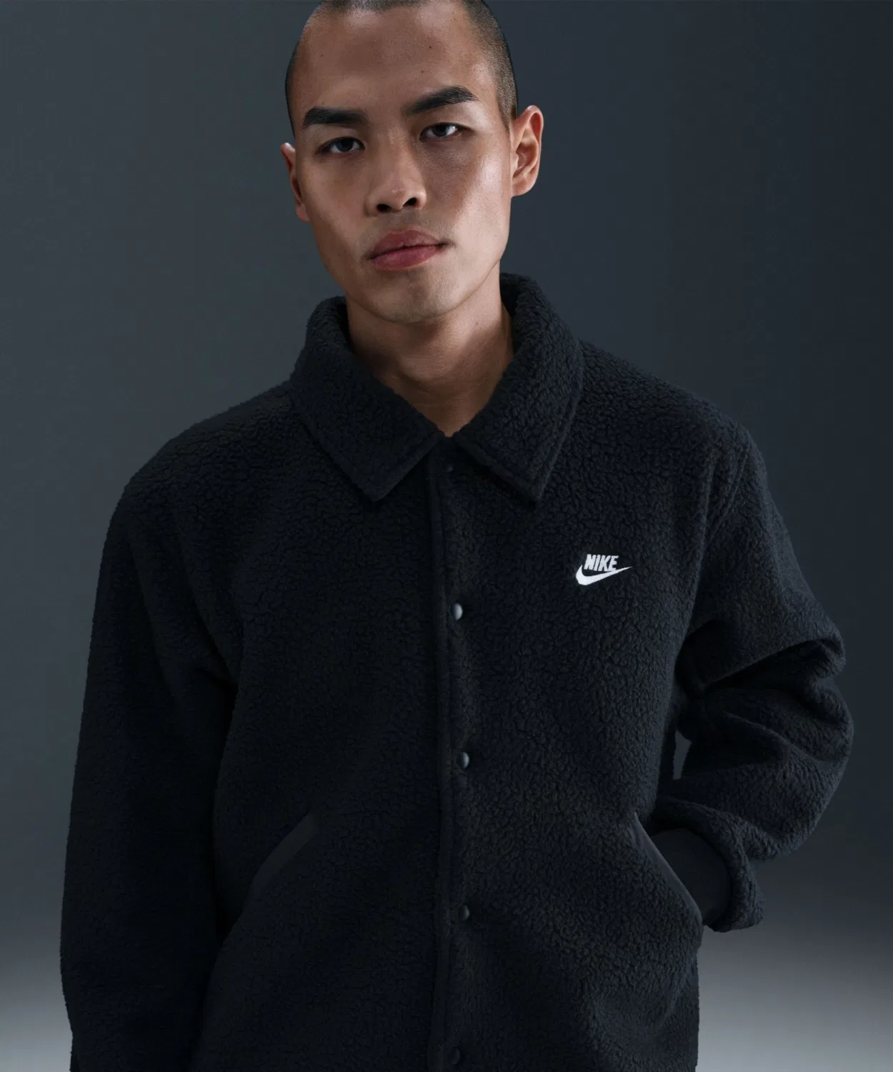 Куртка-коуч Nike Club Sherpa с высоким ворсом, чёрная — фото 3