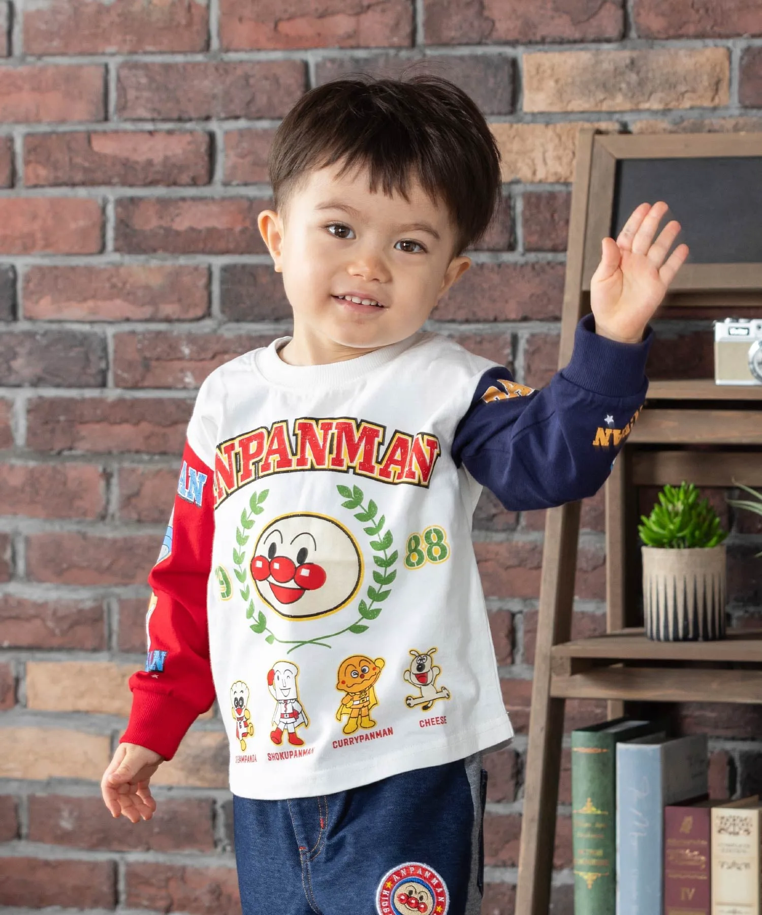 Детская коллекция ANPANMAN / Футболка с длинным рукавом с принтом на рукаве и логотипом колледжа (K) Anpanman Kids Collection, Off-white