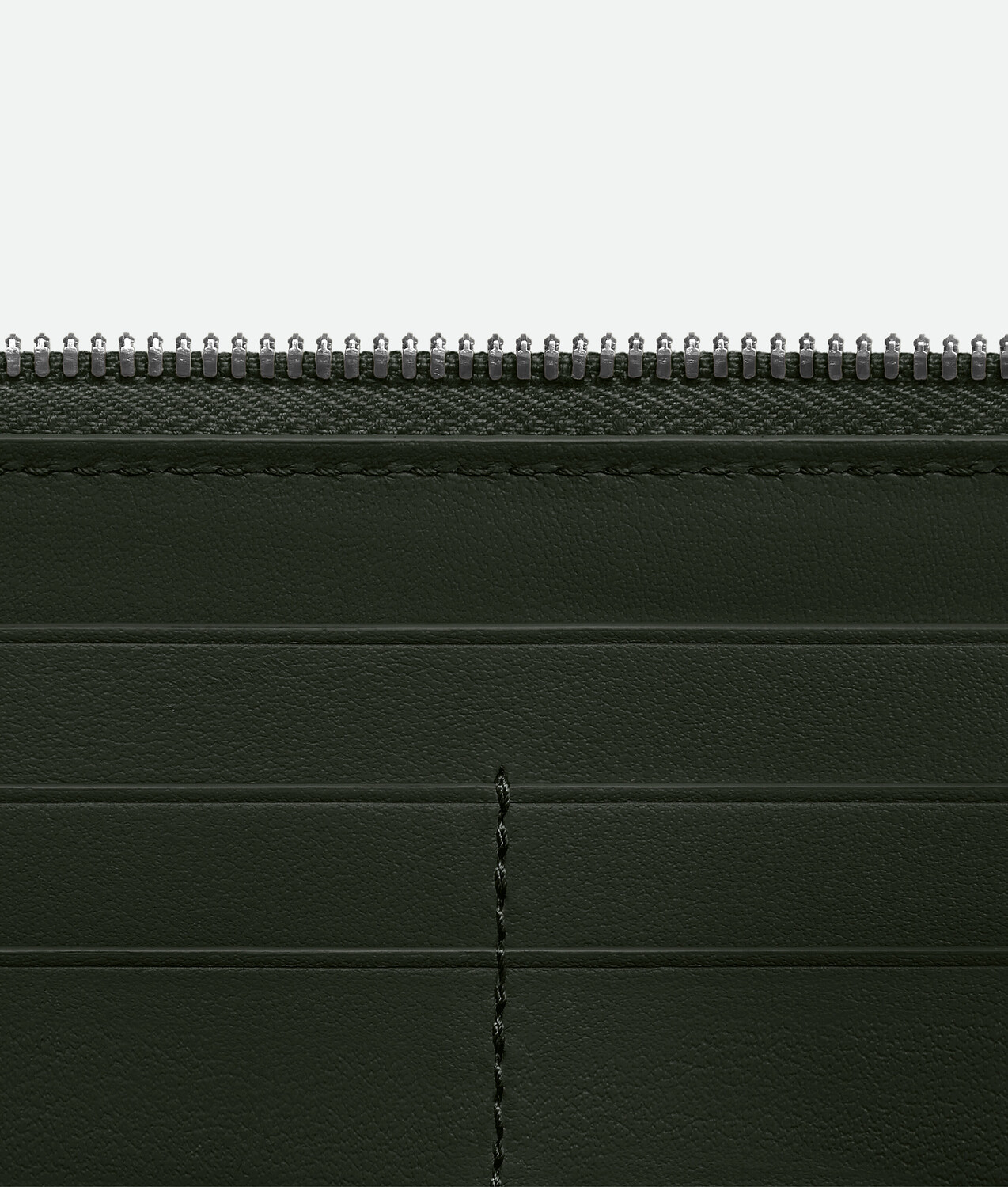Intrecciato piccolo zip around wallet BOTTEGA VENETA, темно-зеленый — фото 3