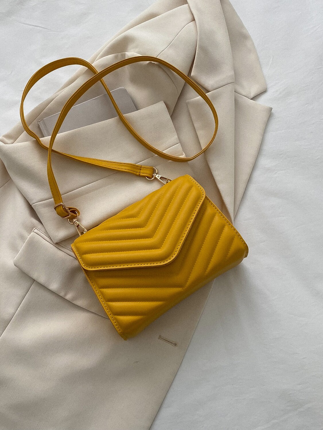 

Сумка квадратная Mini Chevron со стеганым клапаном, горчично-желтый
