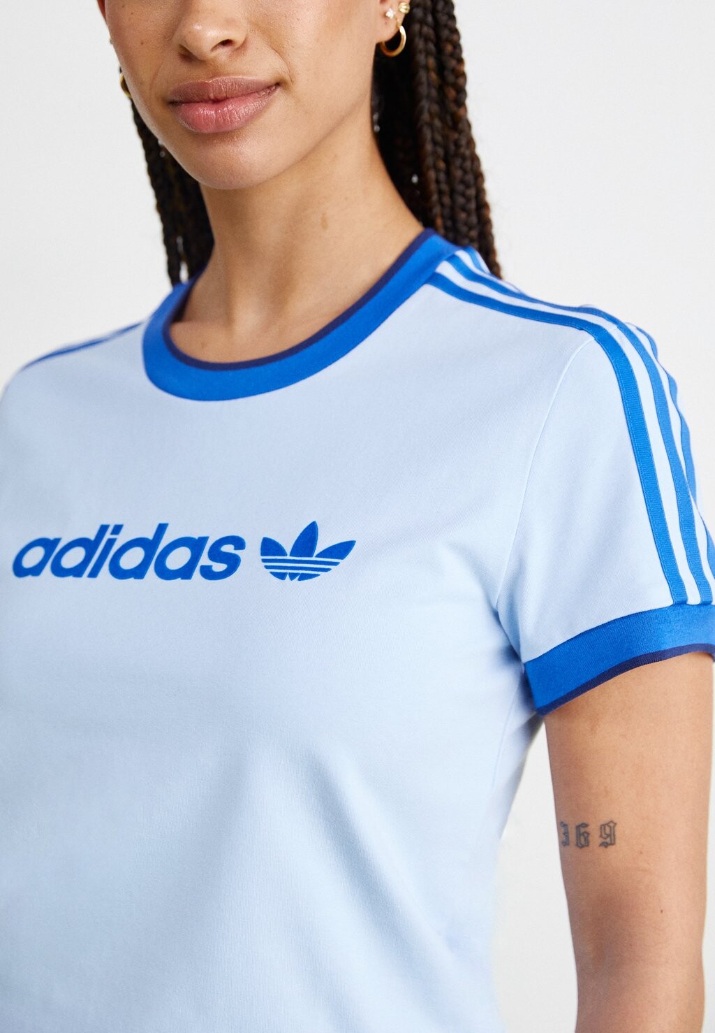 

Принт на футболке GRAPHIC BADGE SLIM 3-STRIPES adidas, светло-голубой