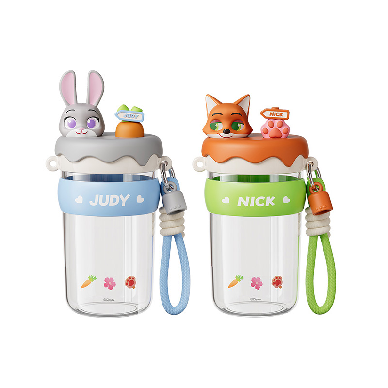 

Детская кружка с персонажами Titan пластиковая 600 мл/520 мл Disney, Couple Style A