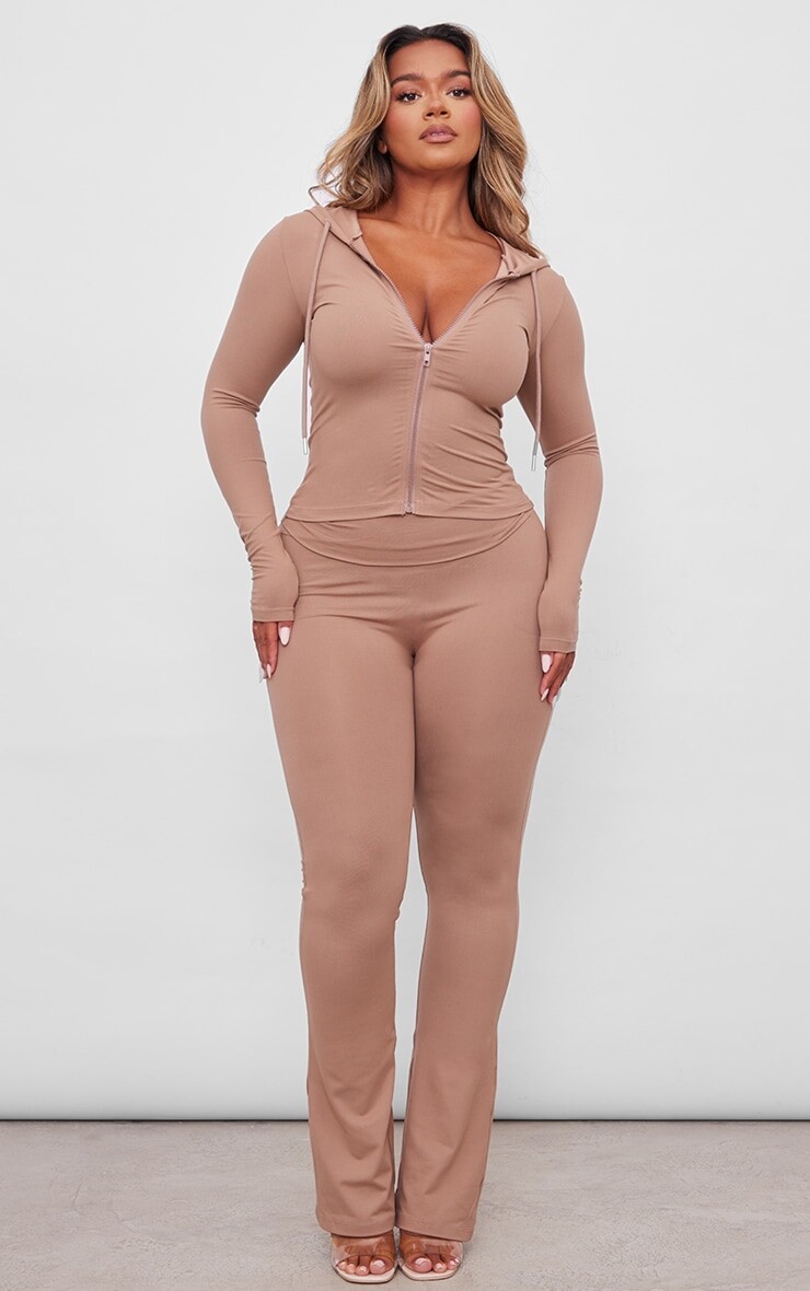 

PrettyLittleThing Мягкие расклешенные брюки с откидной талией Shape Taupe