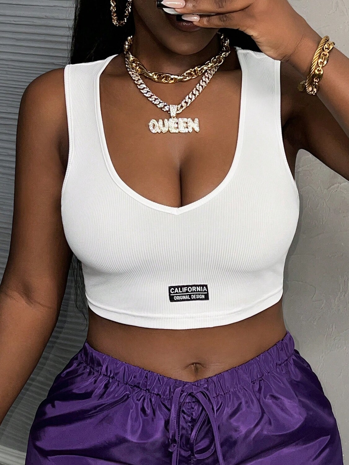 

SHEIN Slayr Music Festival Сексуальная повседневная универсальная белая майка с глубоким вырезом и V-образным вырезом, с цветными блоками и черным подолом для женщин, белый цвет