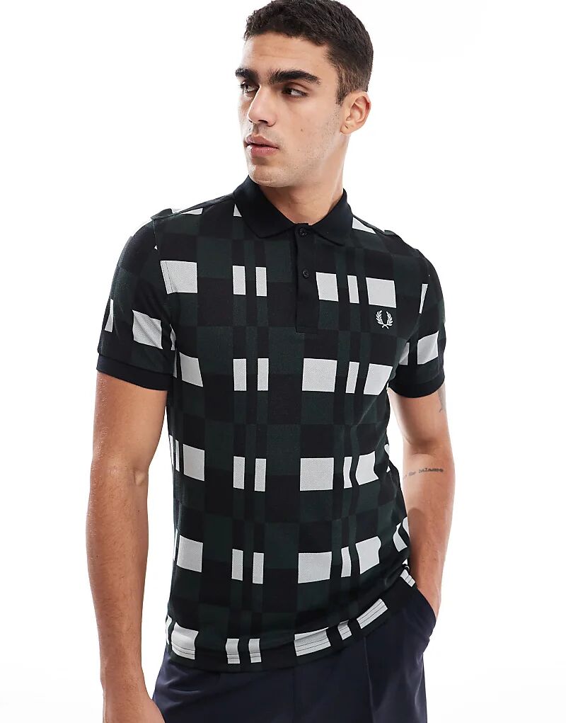 

Рубашка поло в черно-серую клетку по всей поверхности Fred Perry