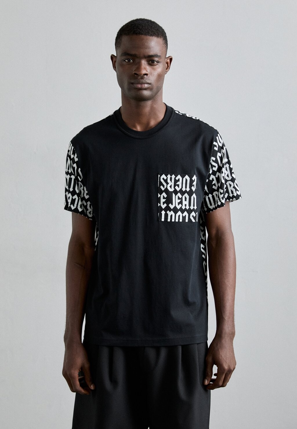 

Футболки с принтом Versace, черный