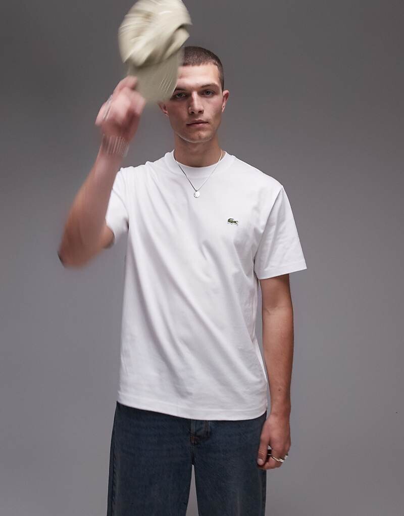 

Lacoste – белая футболка с логотипом