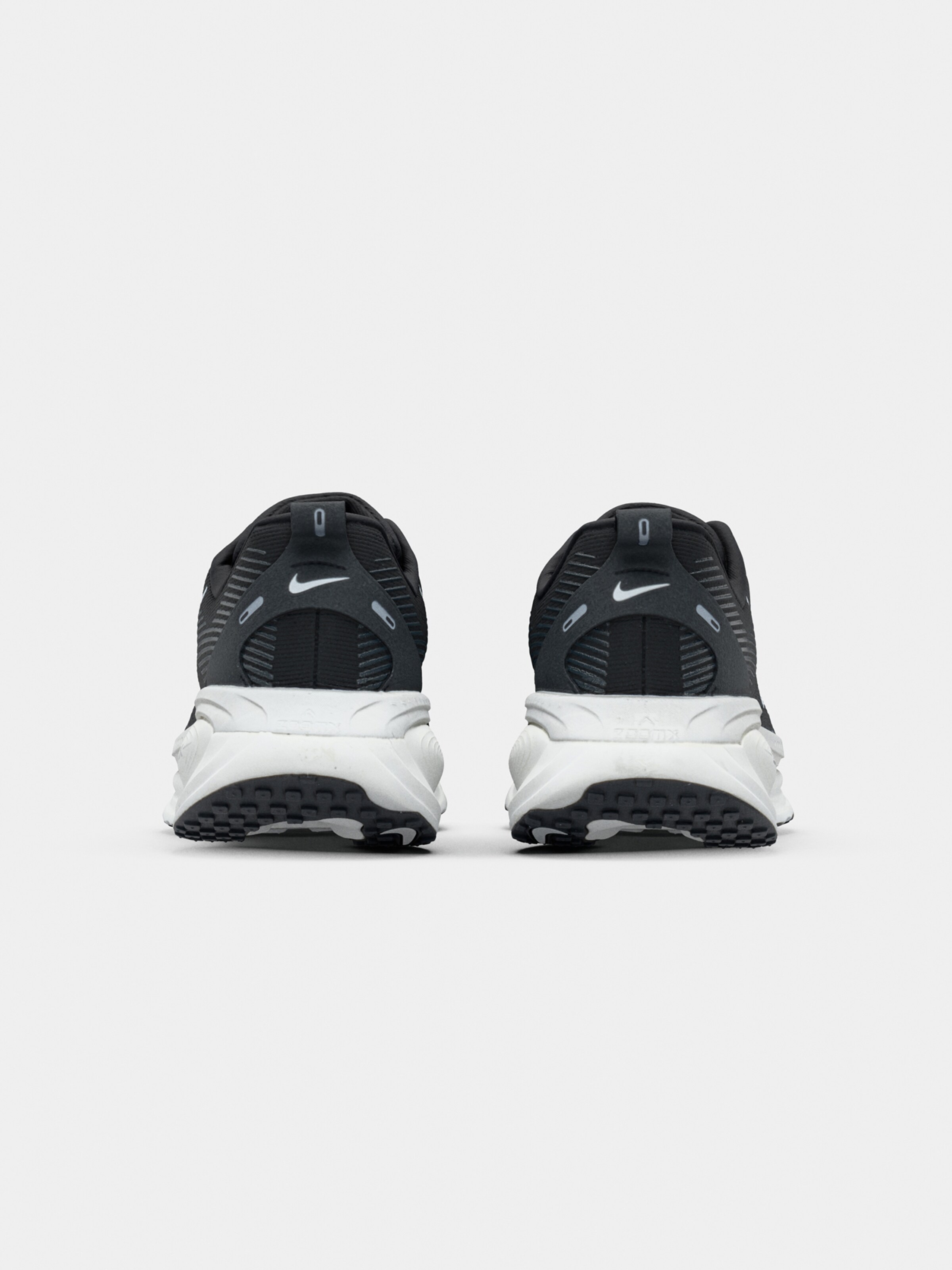NIKE Беговые кроссовки 'Vomero 18' в черном цвете — фото 3