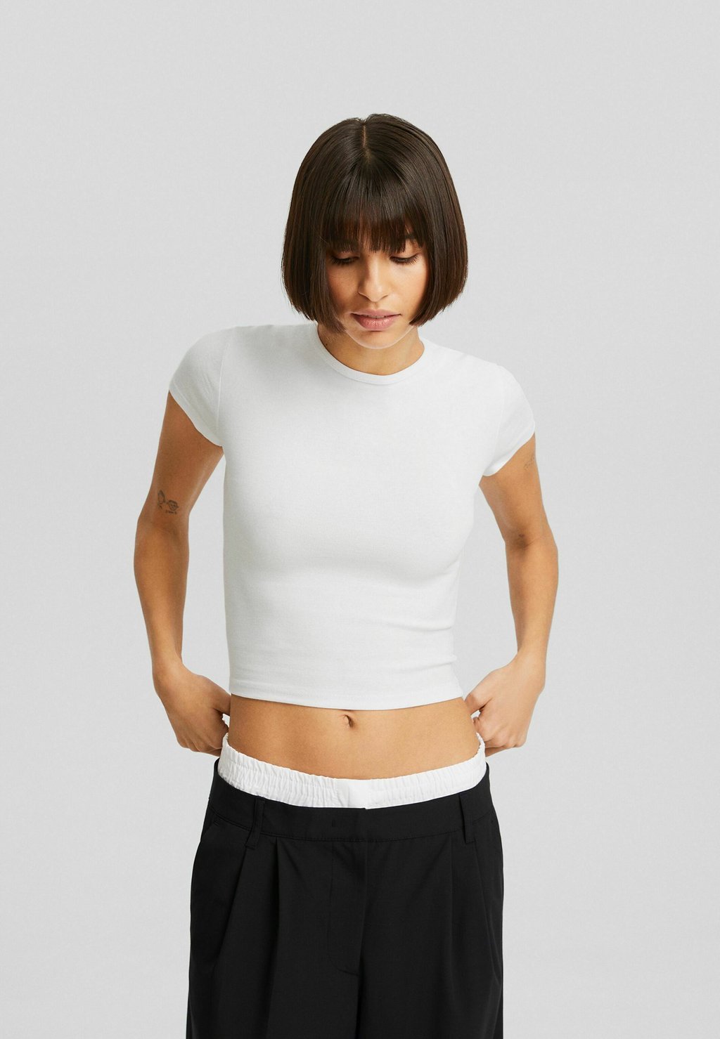 

Базовая футболка Short Sleeves With A Round Neck Bershka, белый