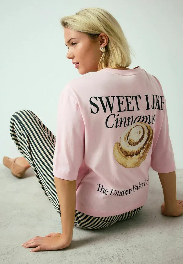 Облегающая футболка с принтом, длиной до локтя Next, Pink Cinnamon Roll Graphic — фото 4