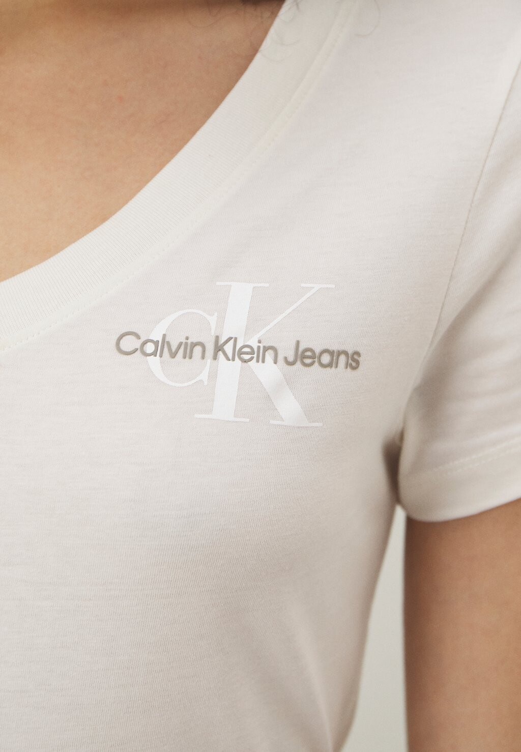 

Принт на футболке MONOLOGO OFF PLACED VNECK TEE Calvin Klein, кремовый