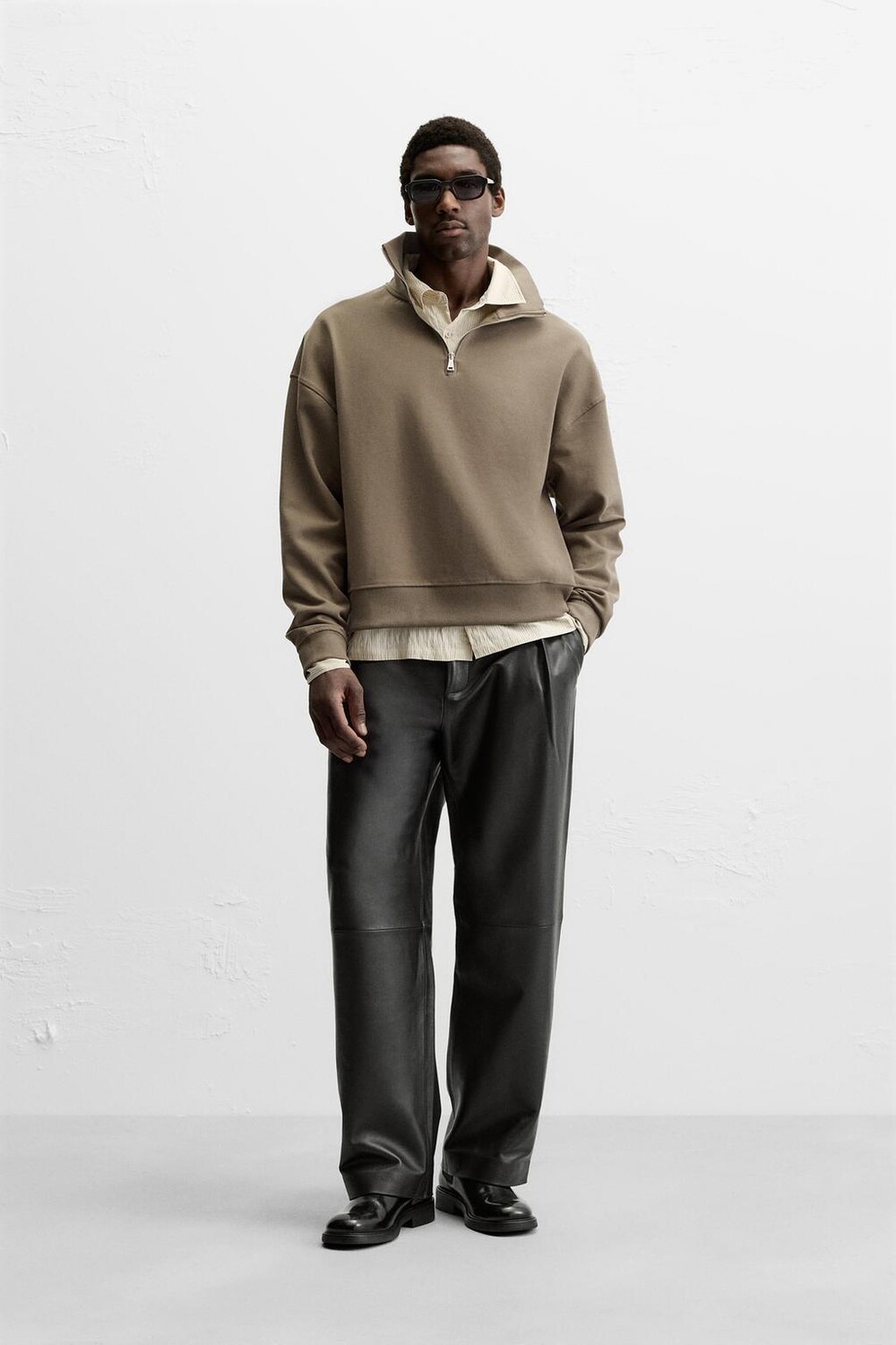 

Кожаные брюки со складками ZARA, черный