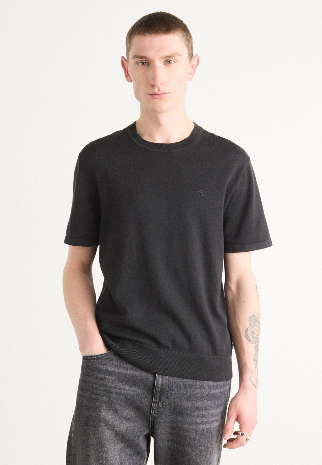 

Базовая футболка CREW Calvin Klein, черный