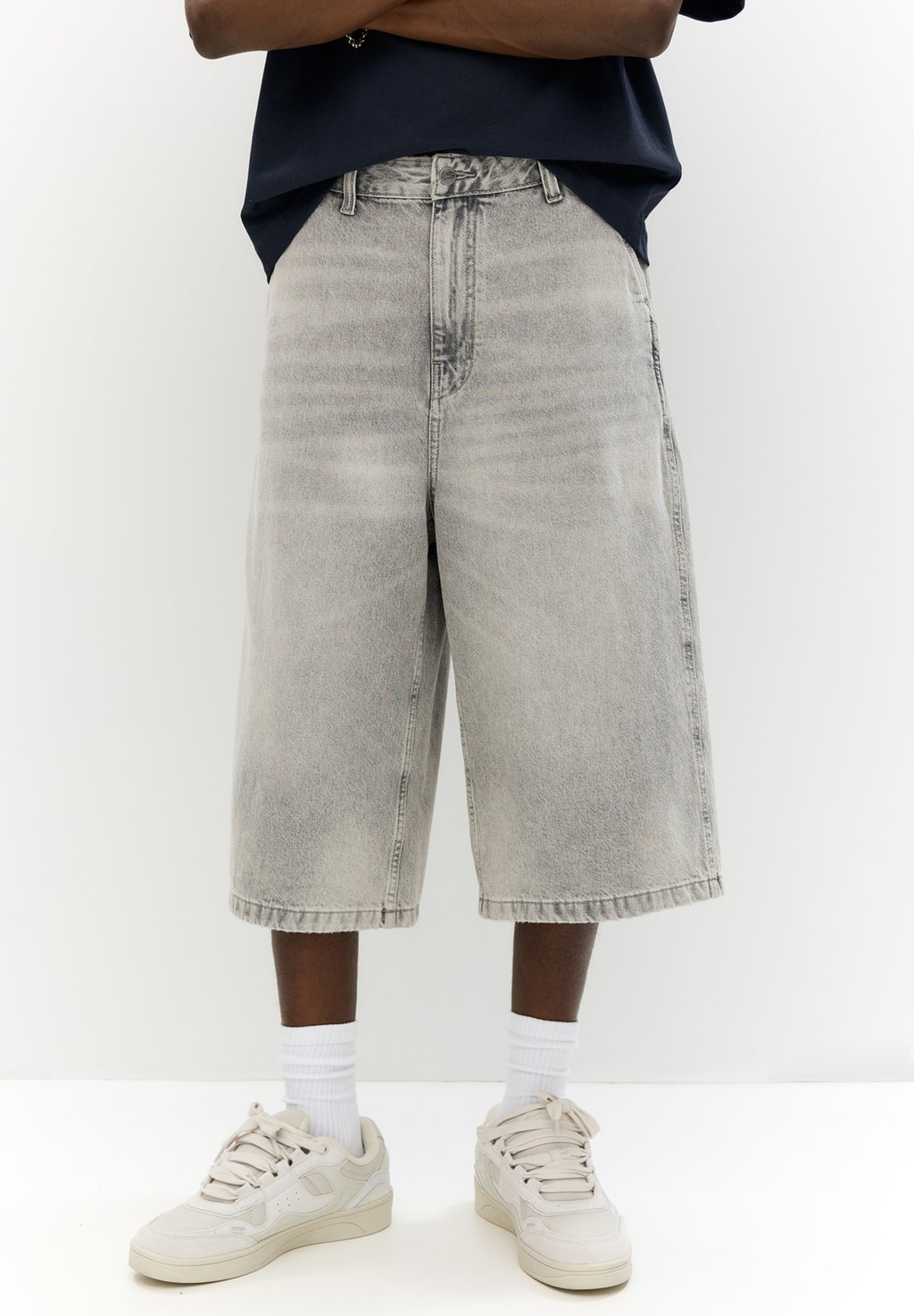 

Джинсовые шорты SUPER BAGGY PULL&BEAR, темно-серый