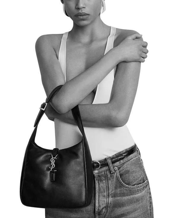 Мягкая маленькая сумка через плечо Le 5 à 7 из рафии Saint Laurent, коричневый — фото 2
