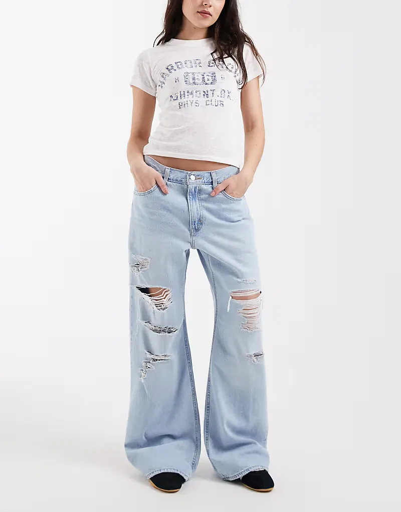 Свободные джинсы-клеш Levis с рваными элементами Levi's, светло-голубой