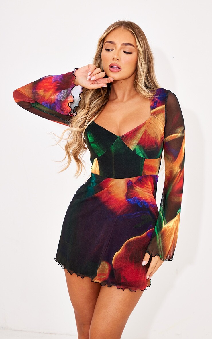 

PrettyLittleThing Свободное платье из сетки с разноцветным абстрактным принтом и деталью под грудью