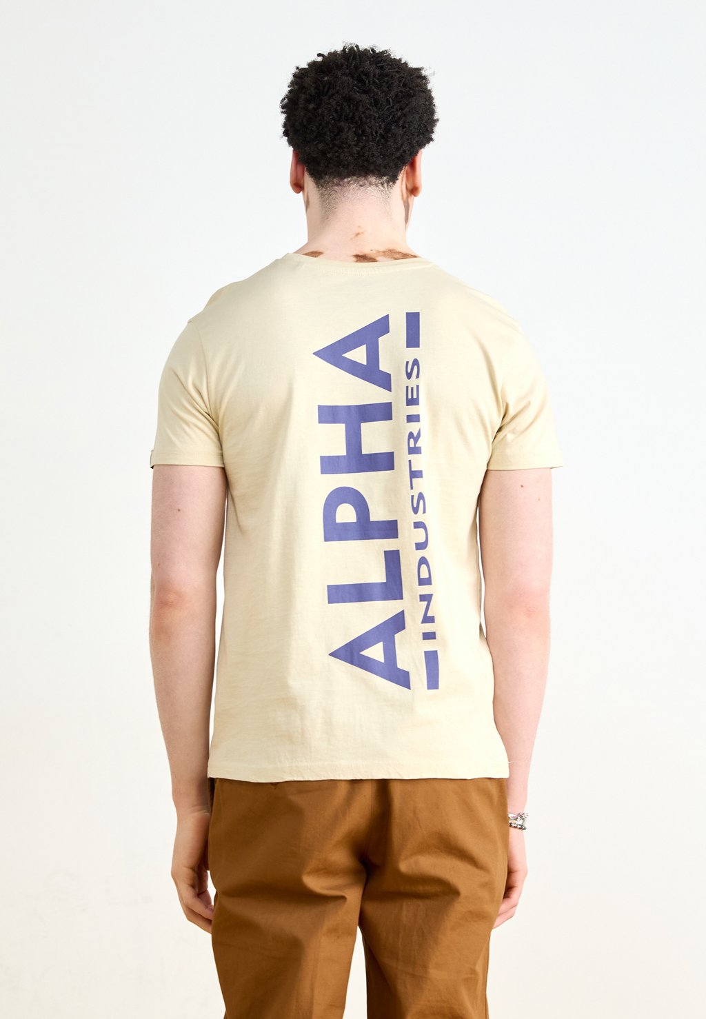 

Футболка с принтом BACK Alpha Industries, кремовый