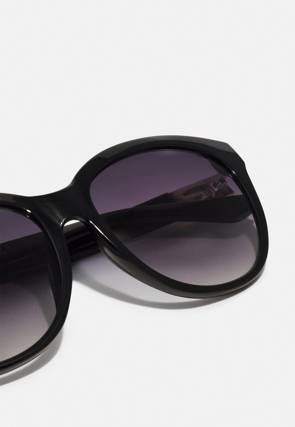 

Солнцезащитные очки Guess, черный