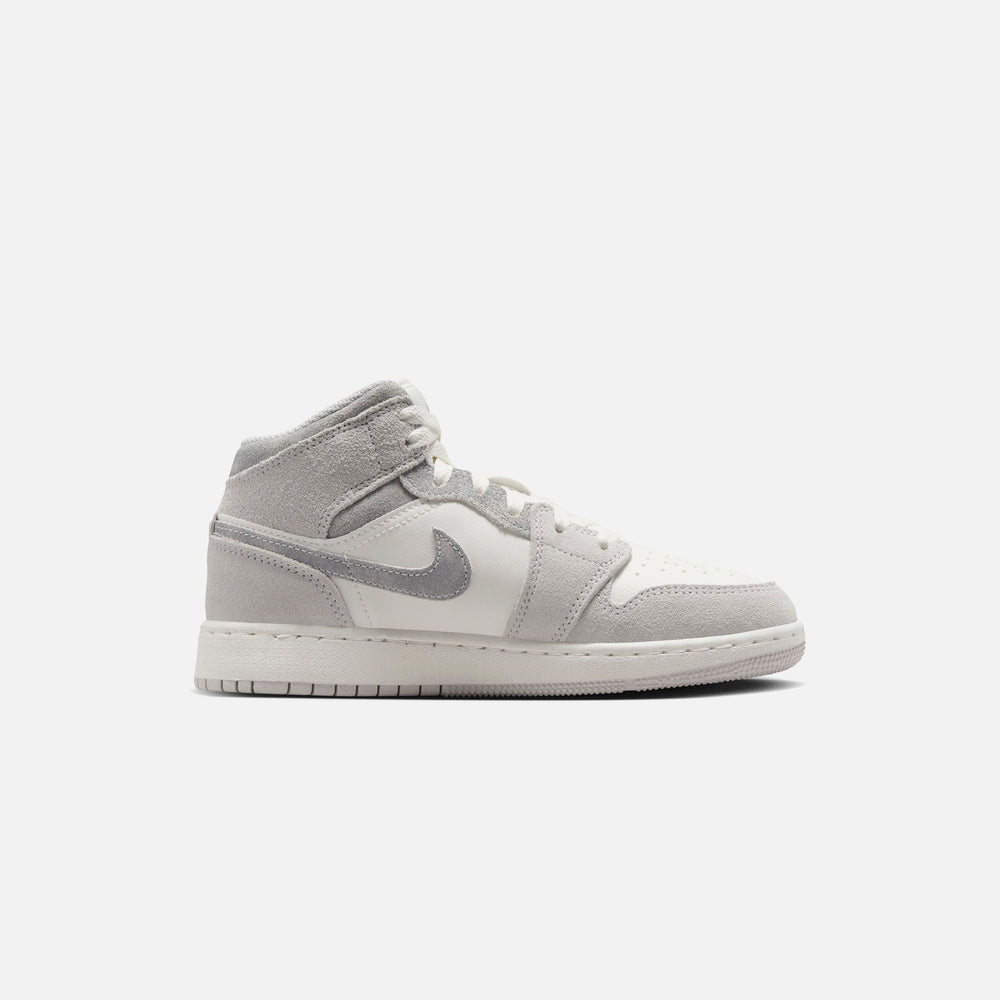 

Кроссовки Jordan GS Air Jordan 1 Mid SE, цвет White/Sail/Neutral Grey/Oxidized
