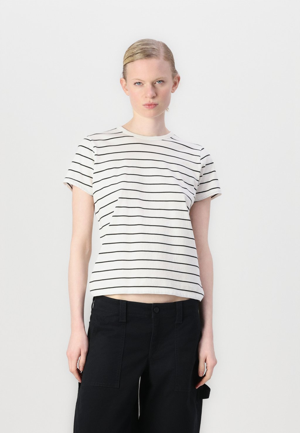 

Футболка с принтом BODY SKIMMING TUCKABLE TEE Abercrombie & Fitch, белый