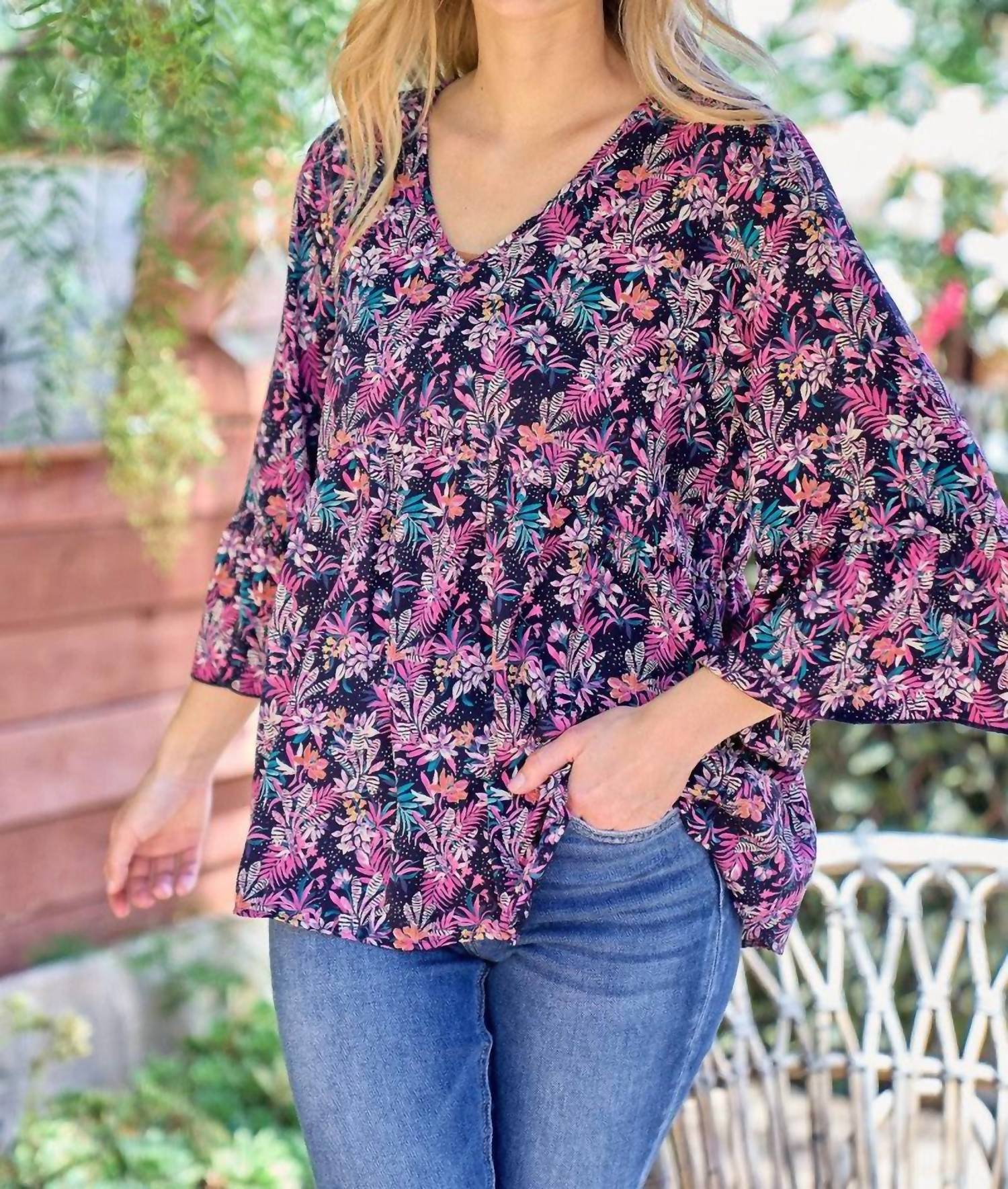 

Флоральный топ-бэбидолл с колокольчиками на рукавах в цветах темно-синего и фуксии Hailey & Co