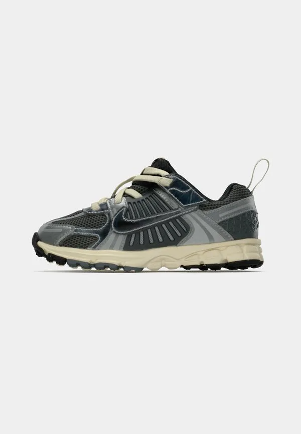 Унисекс кроссовки vomero 5 Nike Sportswear, Iron Grey/Chrome/Metallic Silver-Coloured/Coconut Milk — фото 2