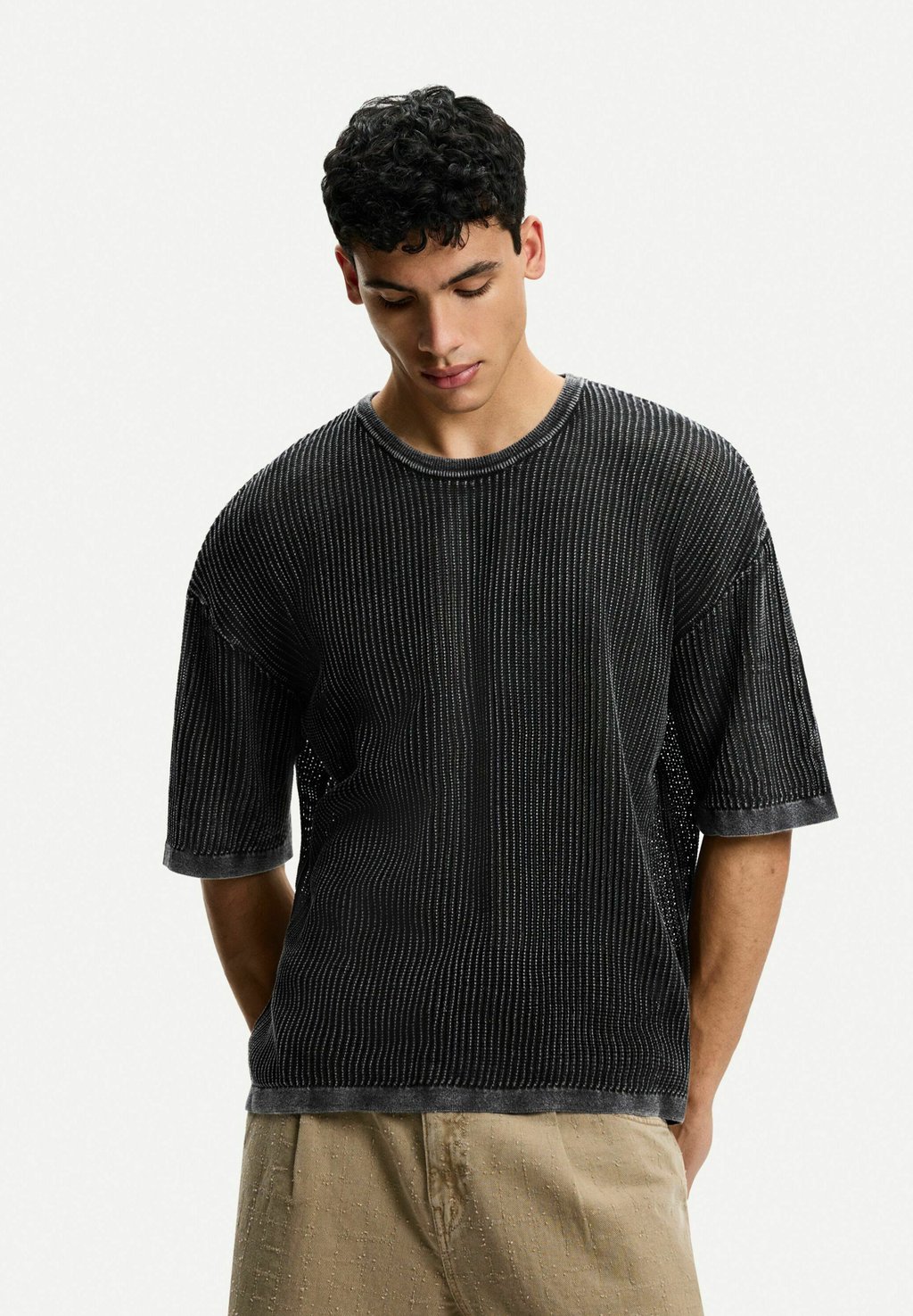 

Футболка с принтом SHORT SLEEVE Bershka, черный