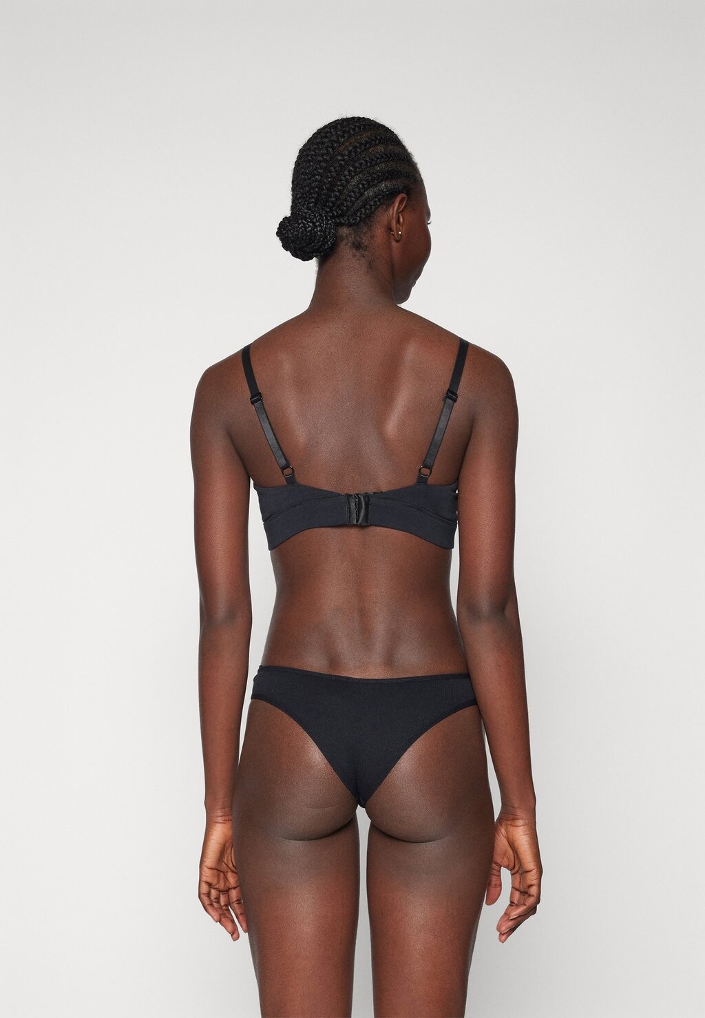 

Бюстгальтер с треугольными чашками BRA Organic Basics, черный