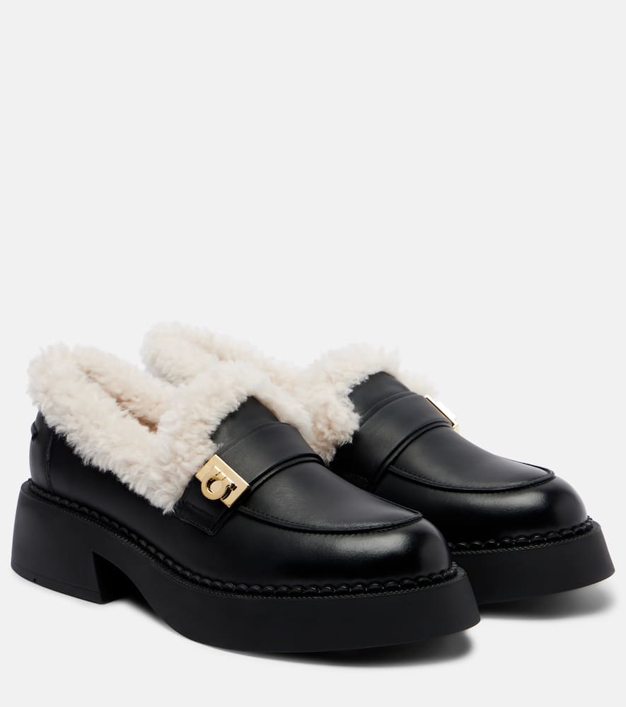 Кожаные лоферы Caminia с отделкой из овчины Ferragamo, Nero-Mascarpone