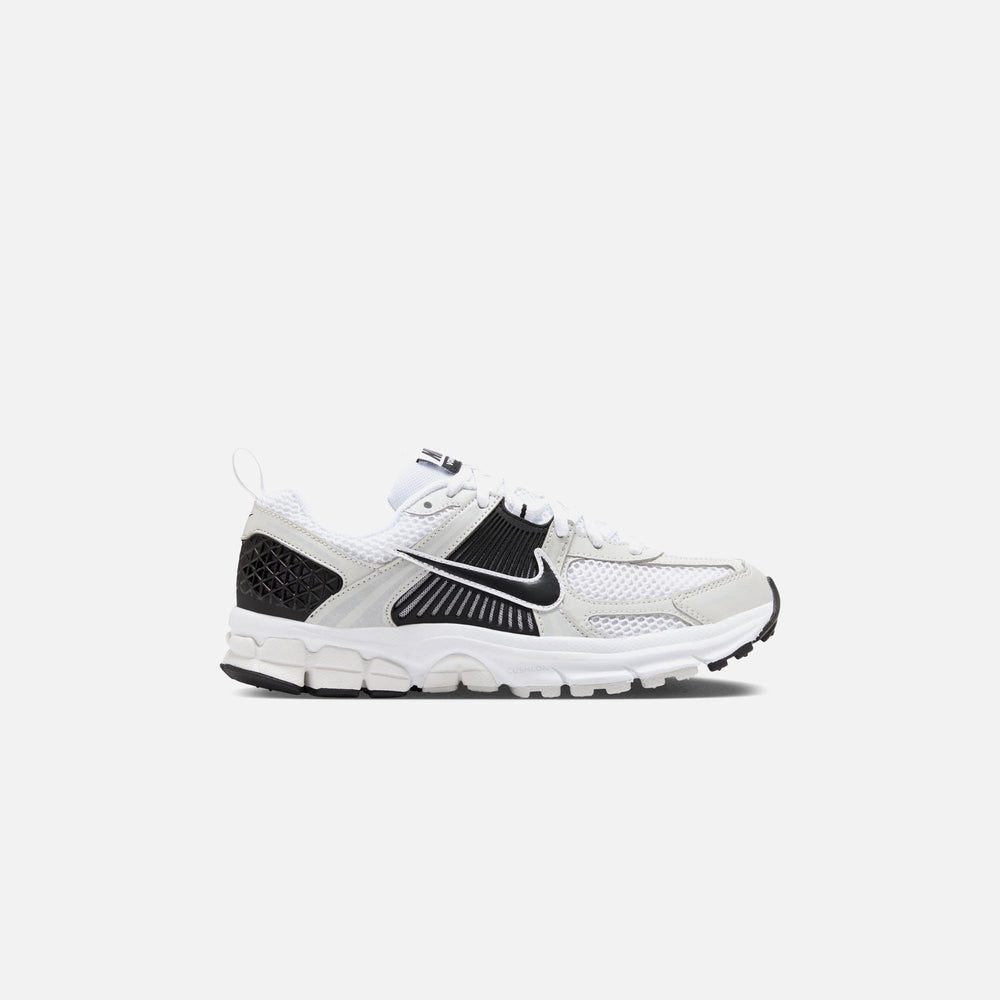 

Кроссовки Nike GS Zoom Vomero 5, цвет White/Black/Platinum Tint/Metallic Platinum