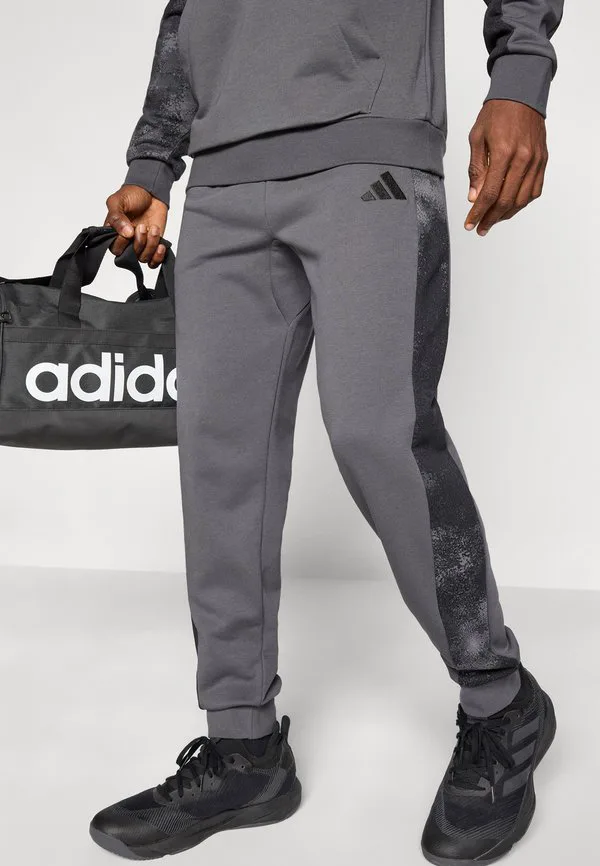 Спортивные штаны с камуфляжным принтом Adidas Sportswear, Grey Six/Multicolor — фото 4