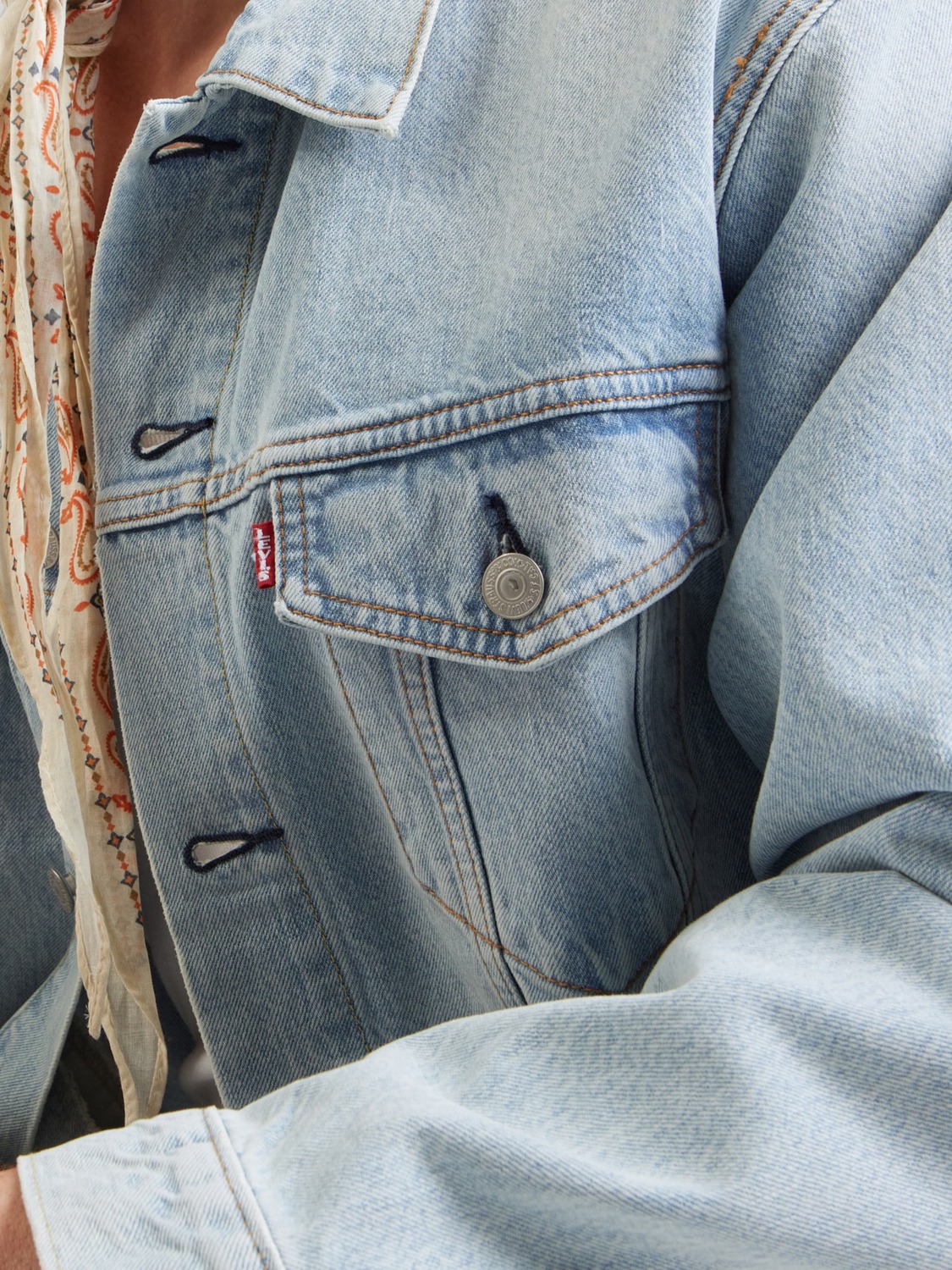 LEVI'S  Демисезонная куртка 'Relaxed Type III Trucker Jacket' в светло-голубом цвете — фото 2