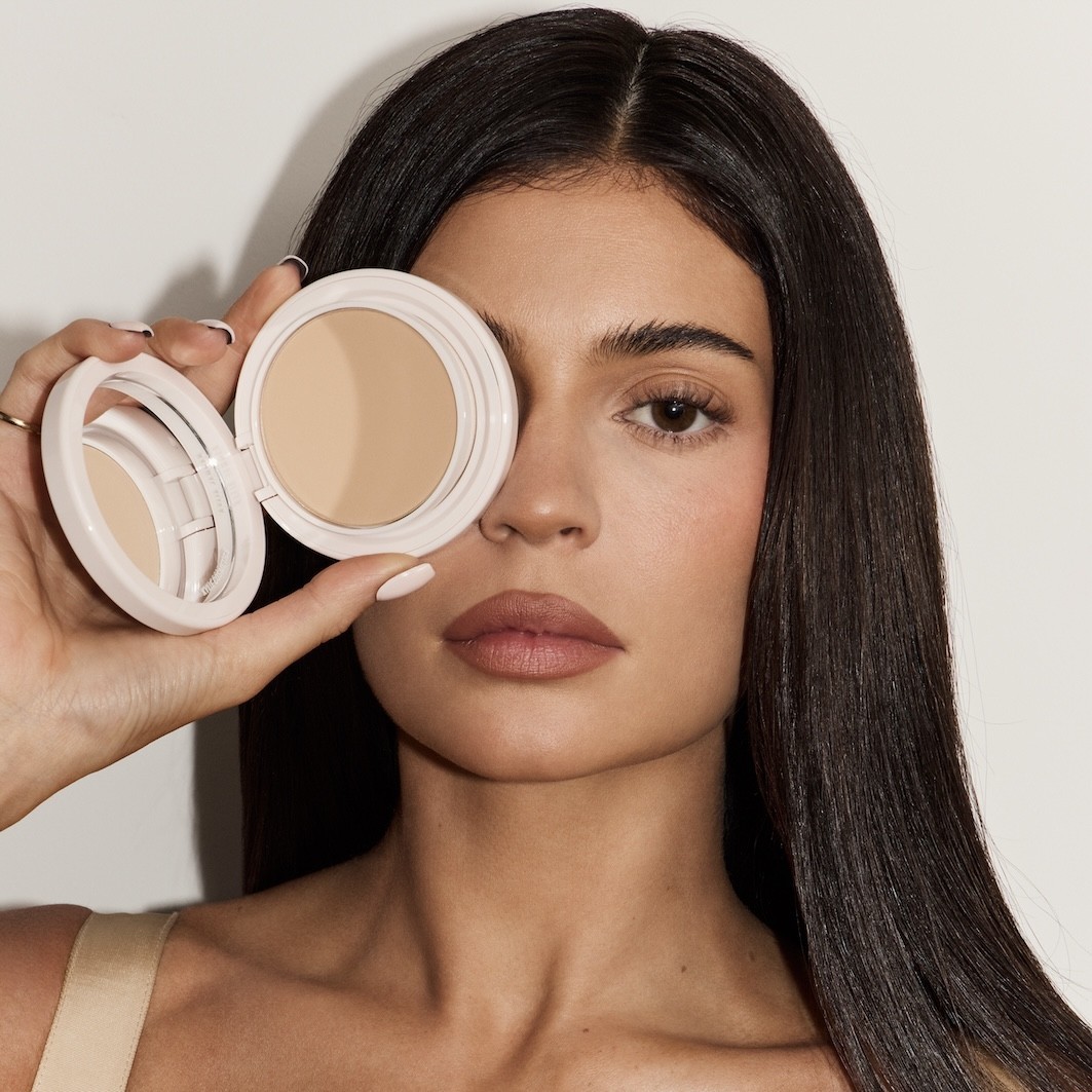 Тональный крем для лица natural blur powder Kylie Cosmetics, 5c, вес 10 гр. — фото 4