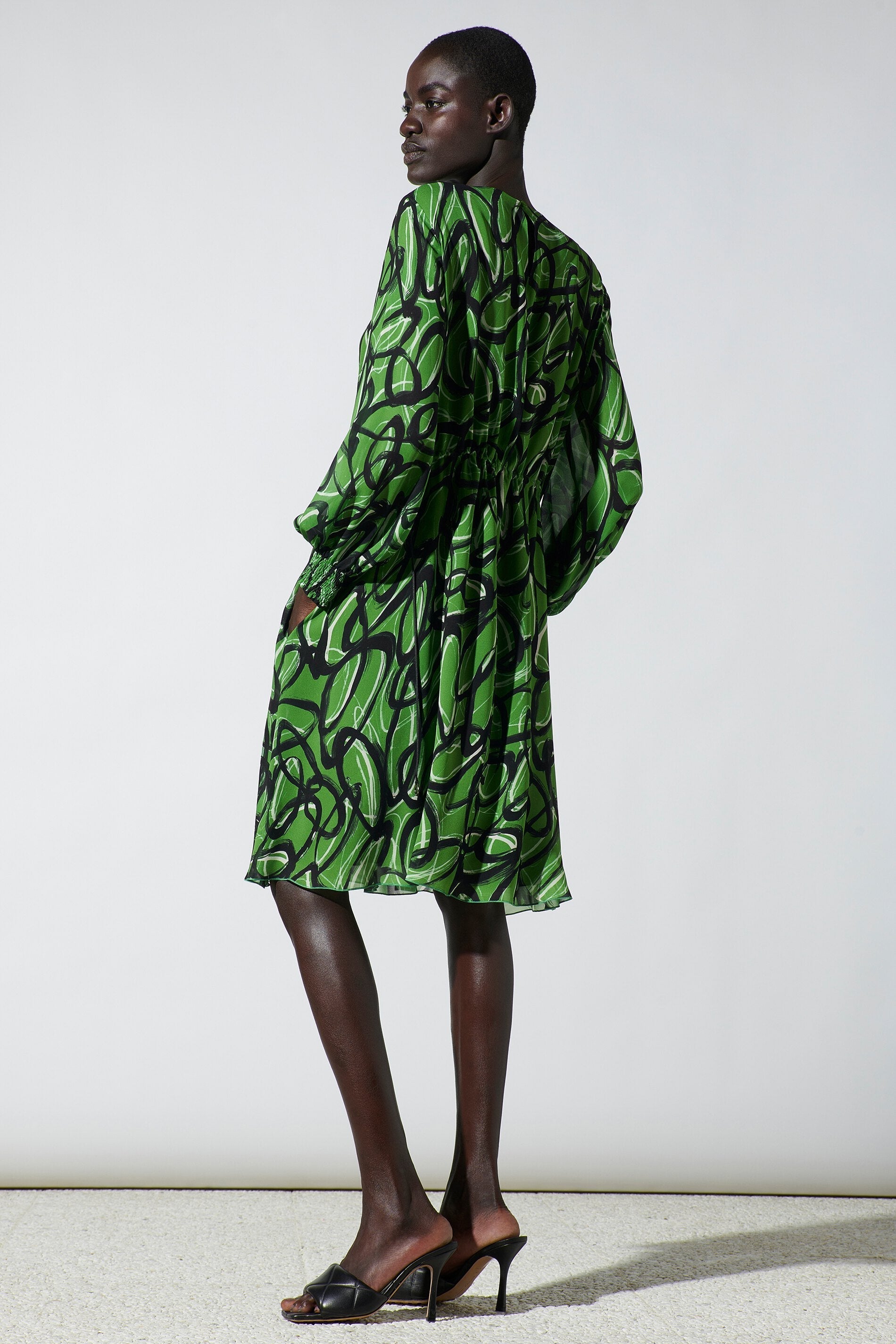 

Платье миди с графическим принтом LUISA CERANO, цвет the curly graphic print green