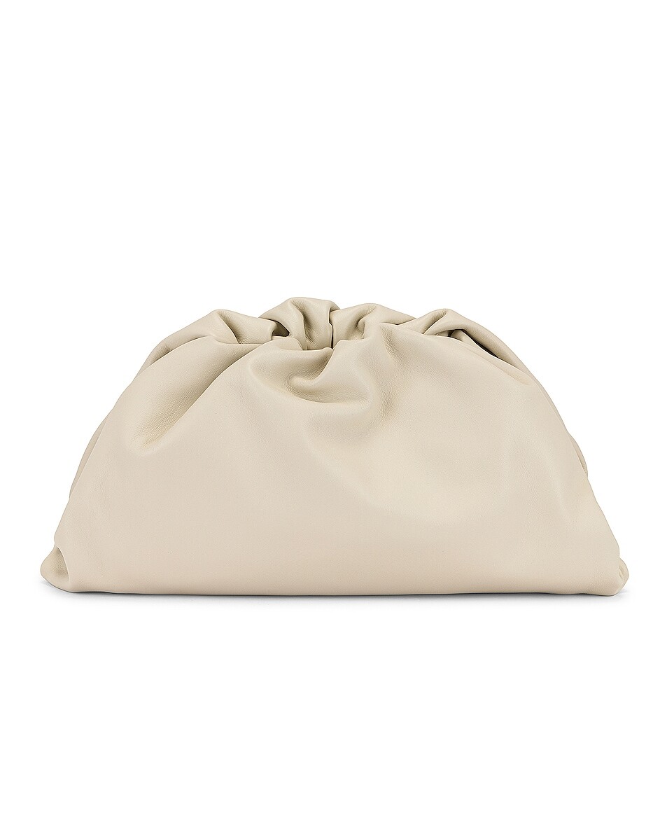

Сумка-клатч Bottega Veneta The Pouch, цвет Plaster & Gold