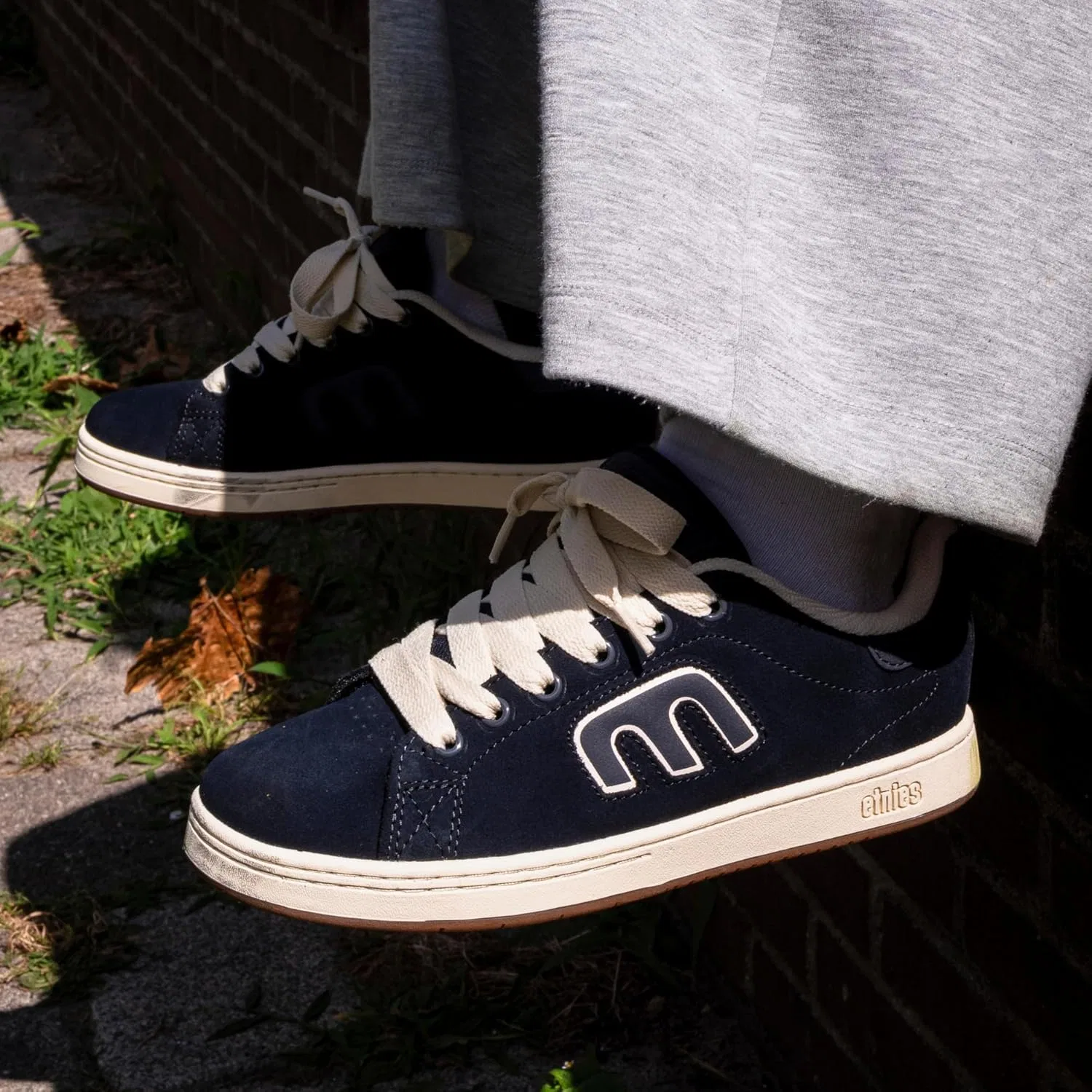 Кроссовки Etnies Callicut Heritage Skate Style с объемным дизайном, массивной подошвой в стиле 90-х, усиленной чашеобразной подошвой и амортизацией, для повседневной носки, Navy Tan — фото 3