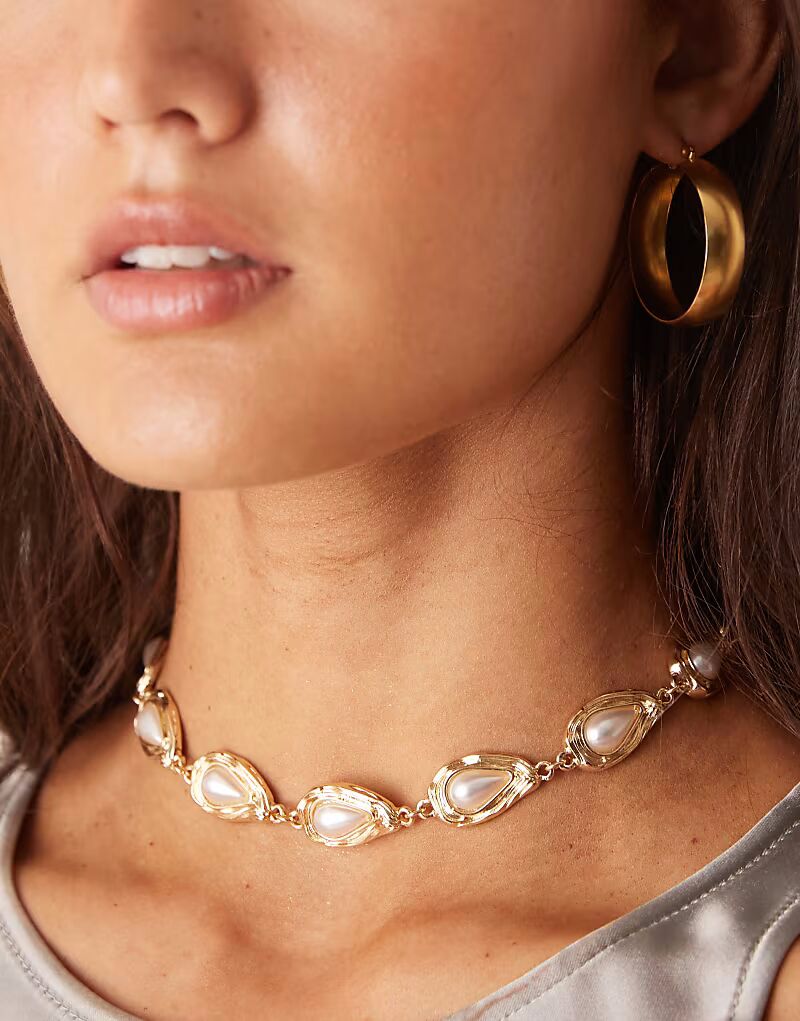 

Короткое ожерелье с имитацией жемчуга в золотистом оттенке Asos Design