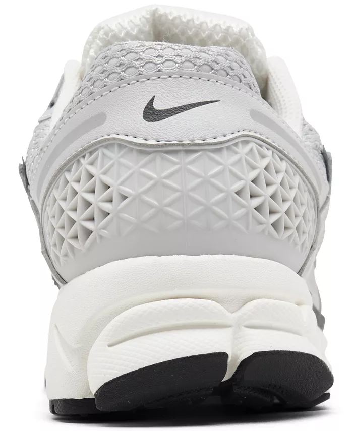 Женские повседневные кроссовки Zoom Vomero 5 от Finish Line Nike, мультиколор — фото 4