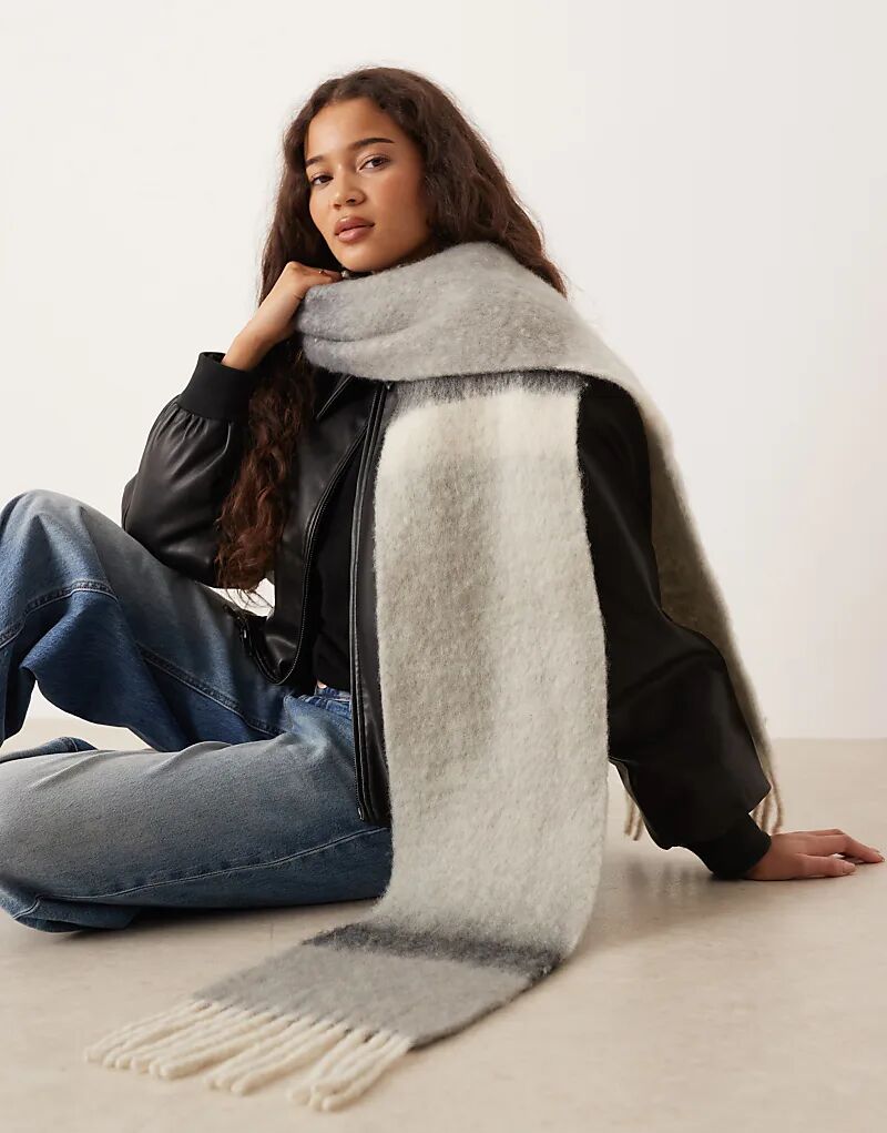 

Шарф Mango с кисточками в серую полоску