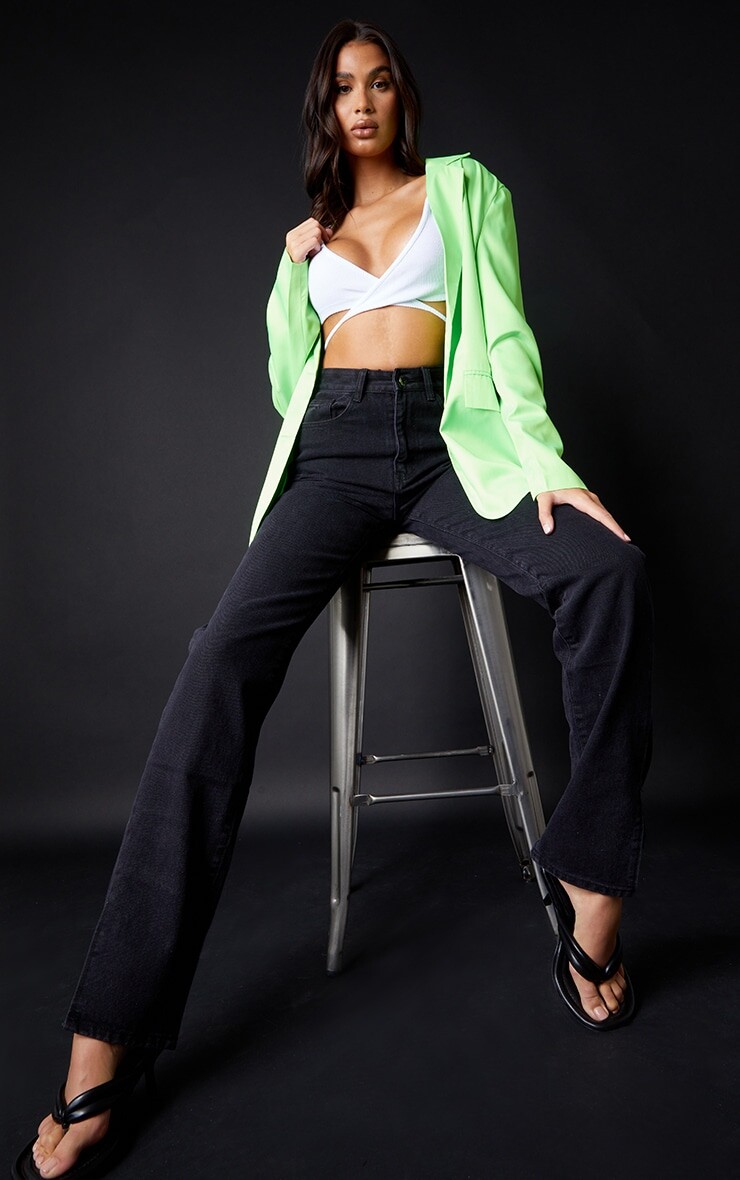 

PrettyLittleThing Высокие потертые черные джинсы с разрезом подол